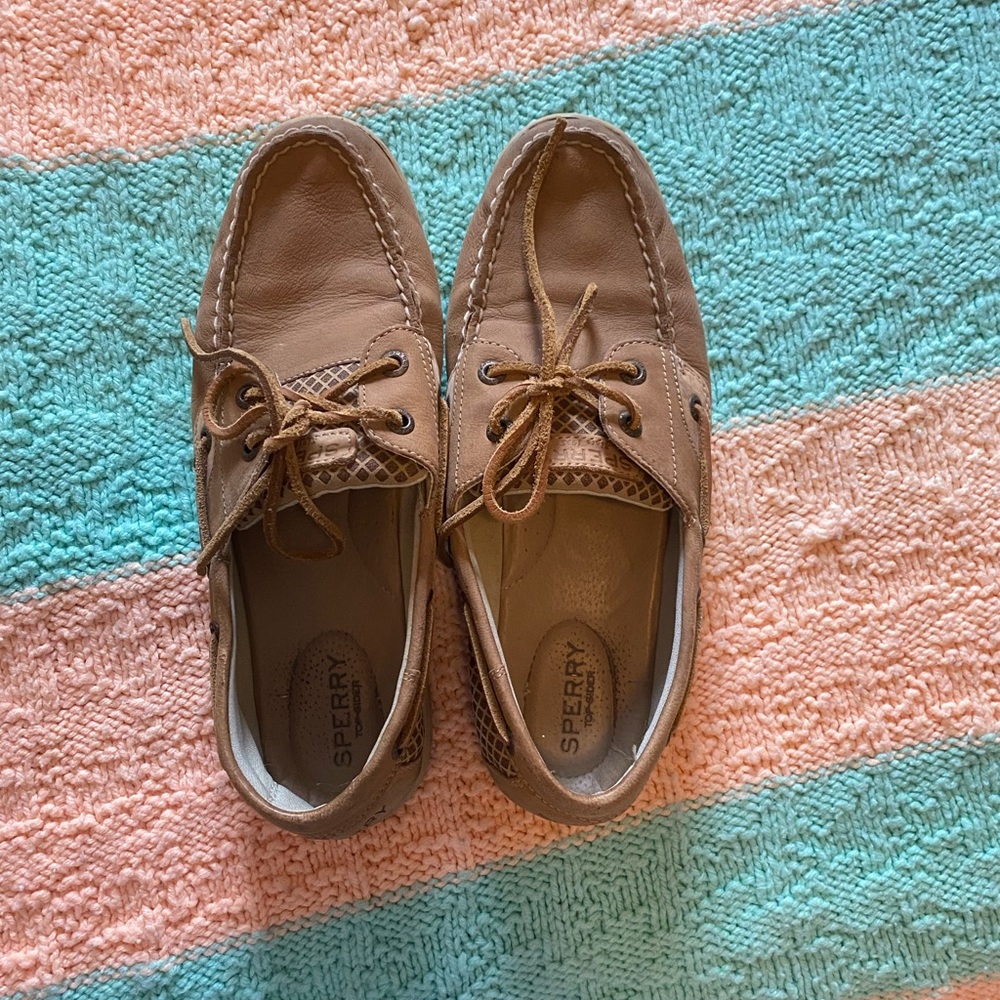 Women’s size 9 sperrys